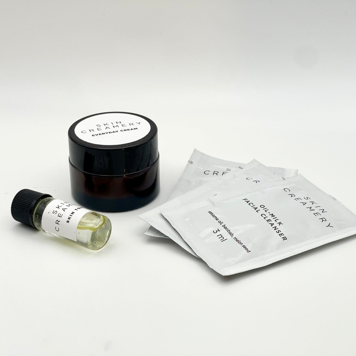 Skin Creamery Gesichtsreiniger, Tagescreme und Gesichts-Tonic in einem Kennenlernset (Bild mit allen Produkten).