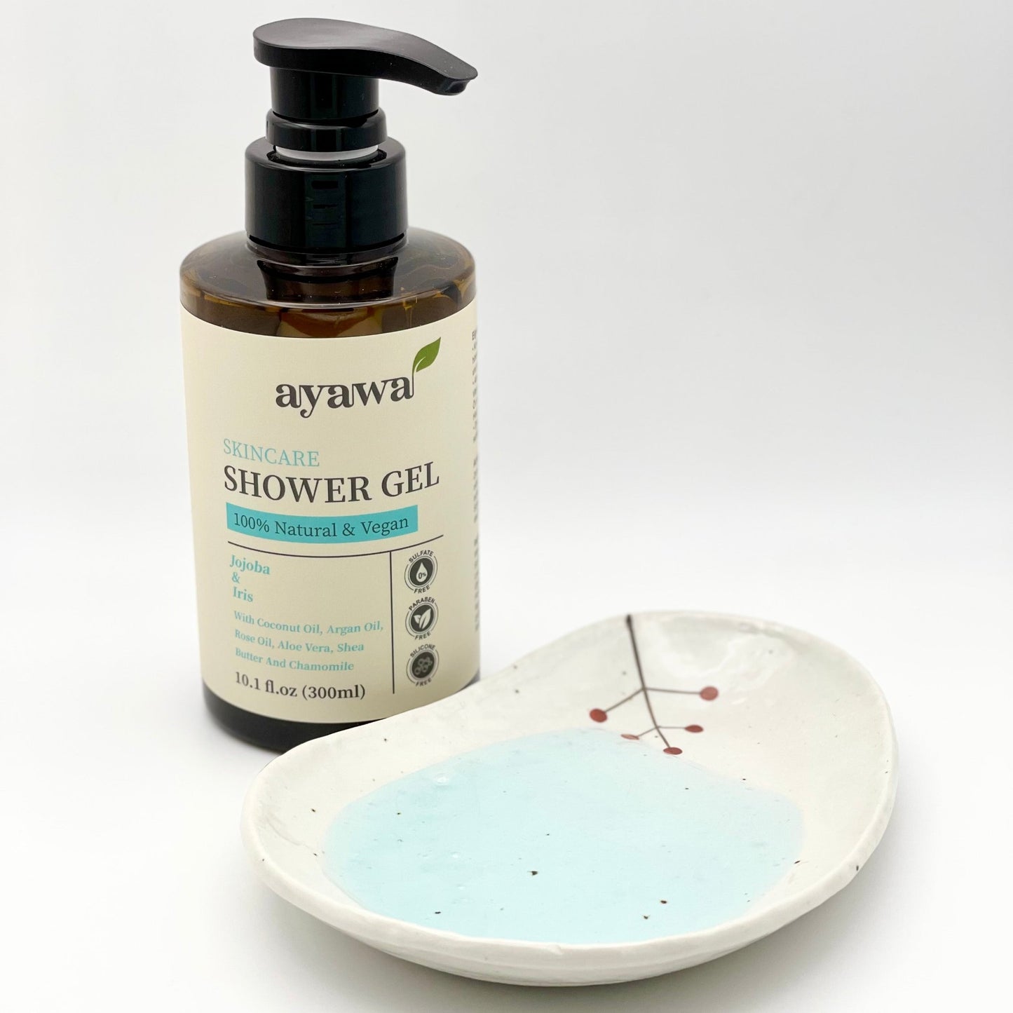 natürliches und veganes Duschgel mit Jojoba- und Irisduft ohne Mikroplastik oder Sulfate (Produktprobe in Schale)